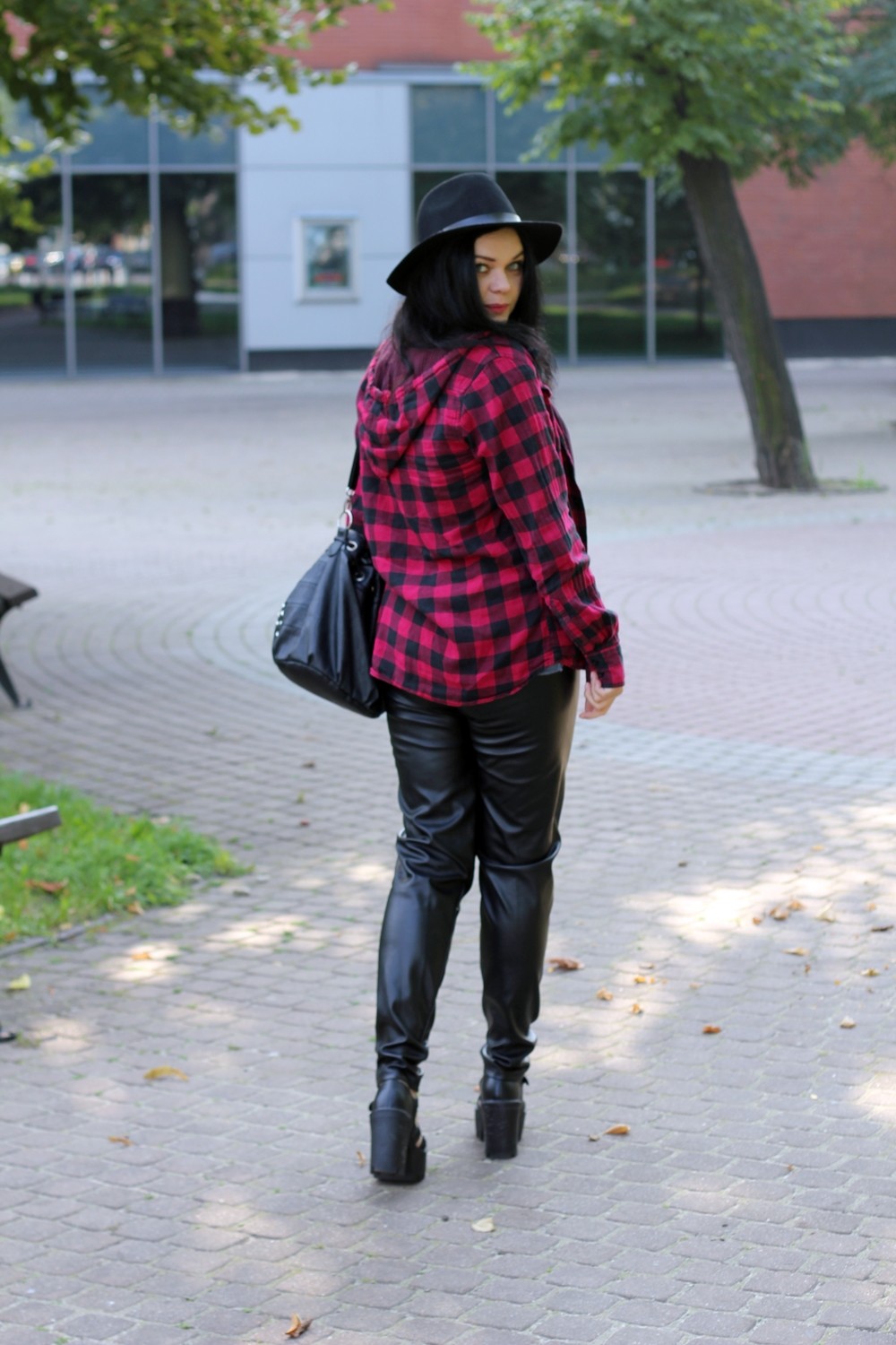 vive profit-second hand-tartan-kapelusz-leather pants (8)
