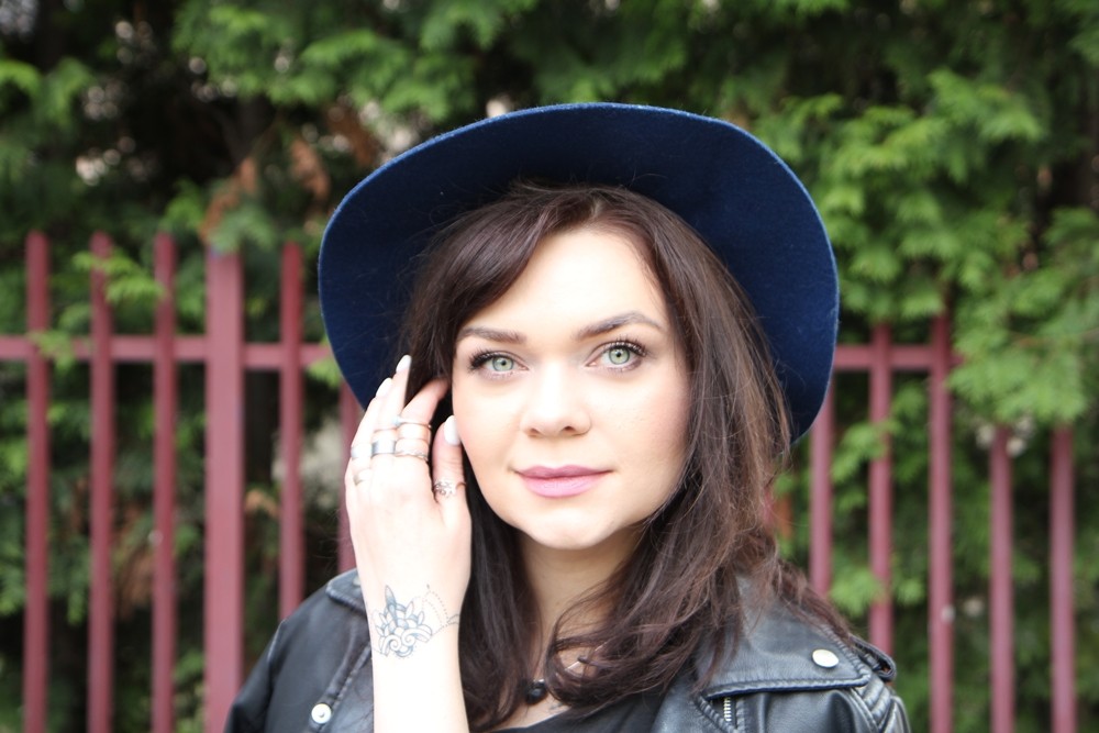 biker jacket-blue jeans-hippie (1)