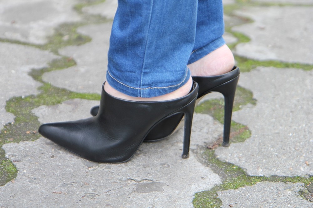 biker jacket-blue jeans-hippie (16)