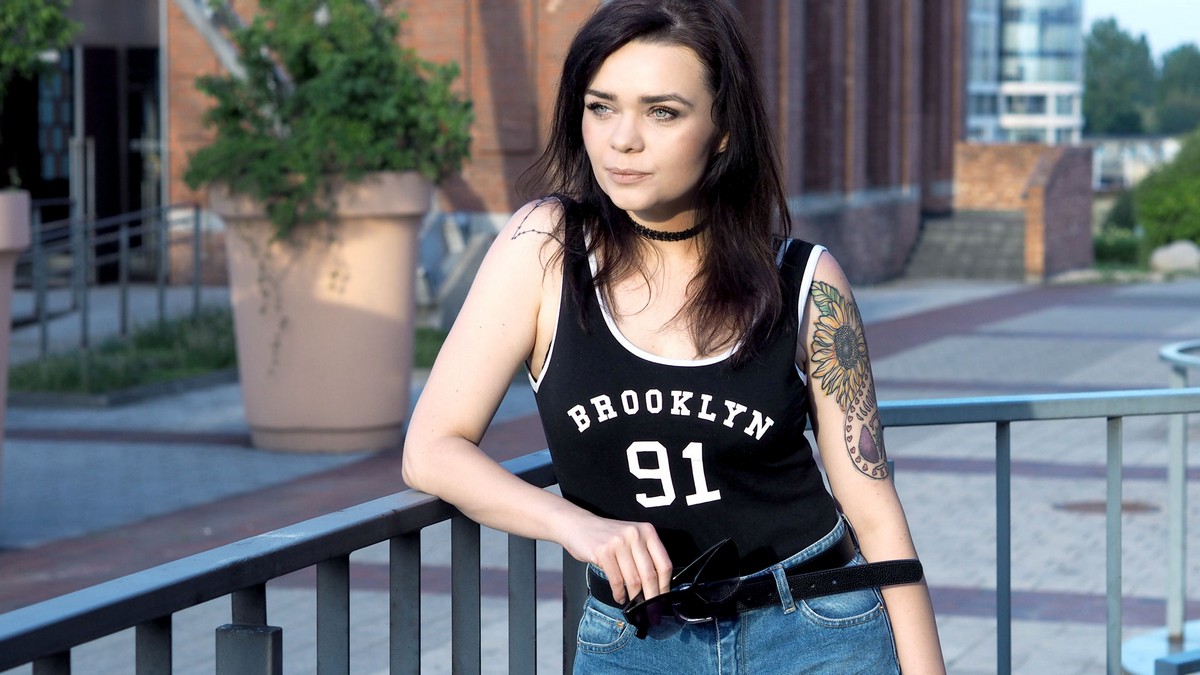 mum jeans - body - steve madden nude heels (7)