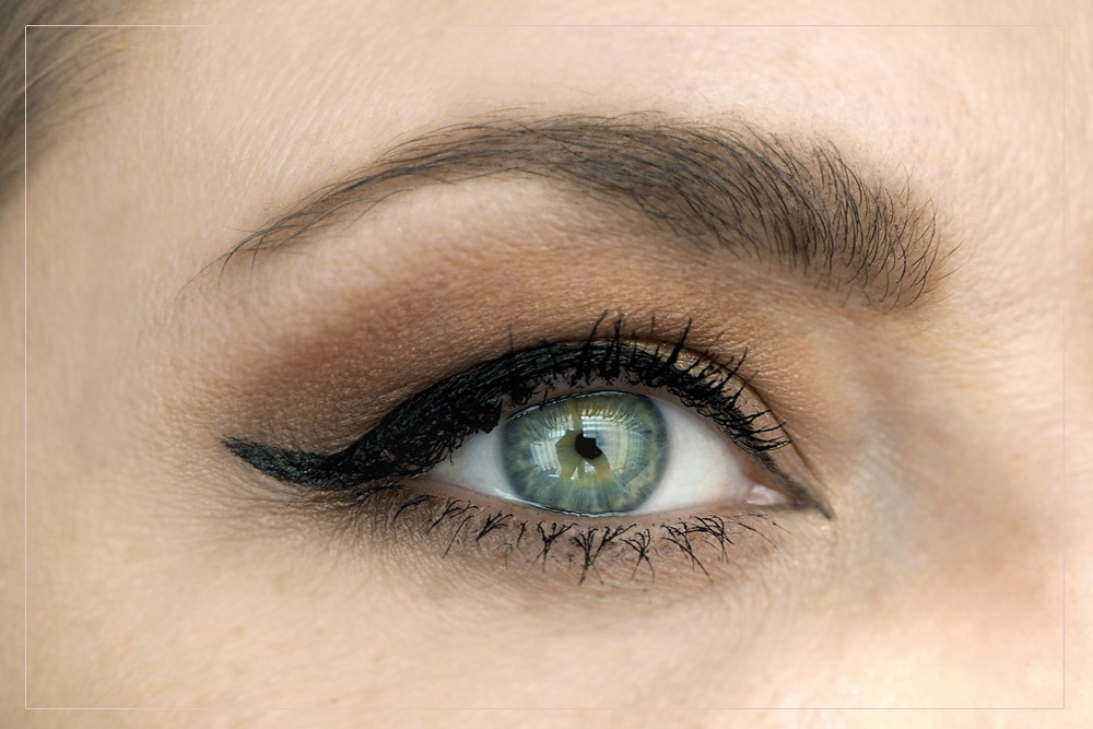 Makijaż oka eyelinerem z jaskółką Clinique