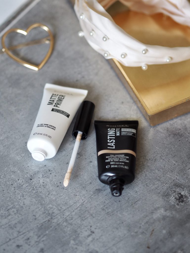 Bless the Mess podpowiada, jak dobrać kolor podkładu do twarzy – wybierz jeden z odcieni Rimmel Lasting Matte oraz bazę pod makijaż i korektor z serii Matte