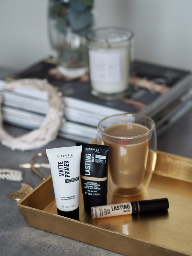 Najlepszy podkład matujący Rimmel Lasting Matte w połączeniu z bazą pod makijaż Matte Primer i korektorem Lating Matte to idealny zestaw matujący do twarzy – poznaj rady Bless the Mess