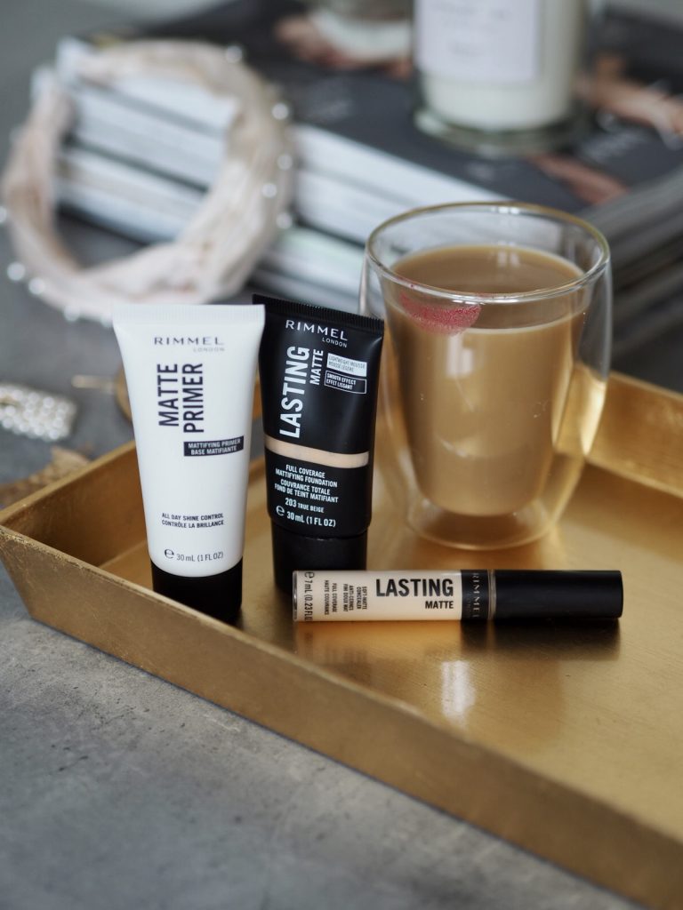 Jak dobrać podkład do cery – Rimmel Lasting Matte dostępny jest w aż 7 odcieniach, dzięki czemu wybierzesz idealny kolor do swojej skóry – możesz tez łączyć ze sobą odcienie lub zmieniać je wraz ze zmianą pór roku. Dobierz odpowiedni kolor korektora Lasting Matte, a makijaż zacznij od użycia bazy pod makijaż