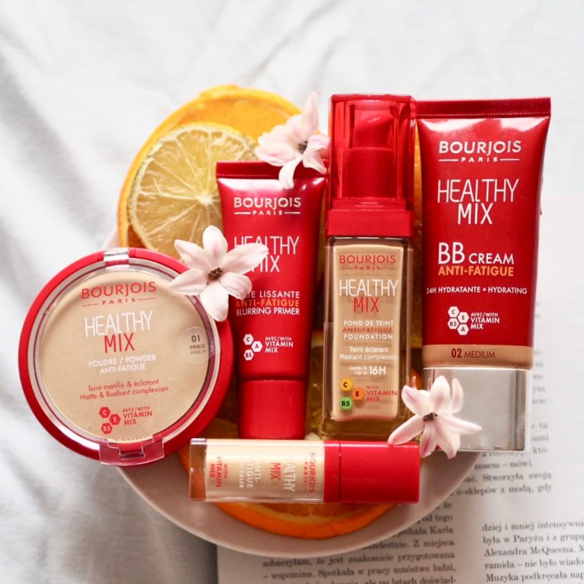 Poznaj serię kosmetyków z witaminami Bourjois Healhy Mix: pachnący podkład, naturalny puder matujący, krem BB, korektor rozświetlający i aromatyczną bazę wygładzającą.